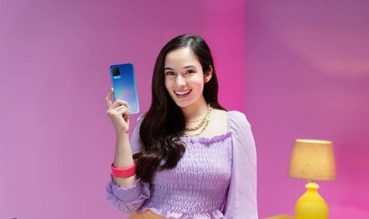Adu Gaya Seleb Dan Smartphone Pilihannya