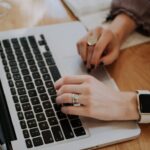 Begini Cara Membersihkan Layar Laptop Yang Benar