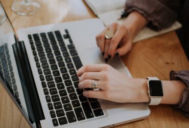 Begini Cara Membersihkan Layar Laptop Yang Benar