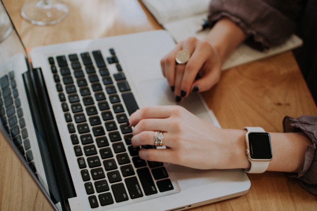 Begini Cara Membersihkan Layar Laptop Yang Benar