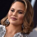 Chrissy Teigen Susul Kylie Dan Rihanna Tinggalkan Snapchat