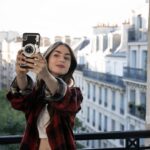 Penggemar Emily In Paris Mesti Punya Casing Ini