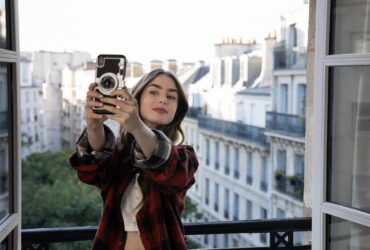 Penggemar Emily In Paris Mesti Punya Casing Ini