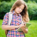 Survei: Orang Tua Larang Anak Menggunakan Gadget Di Sekolah