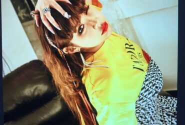 Park Bom Kejutkan Penggemar Lewat Postingan Twitter