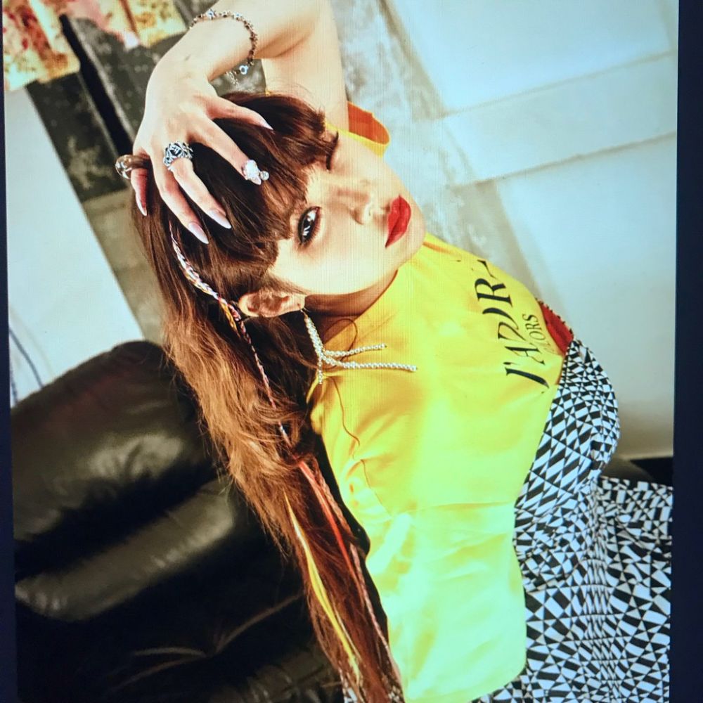 Park Bom Kejutkan Penggemar Lewat Postingan Twitter