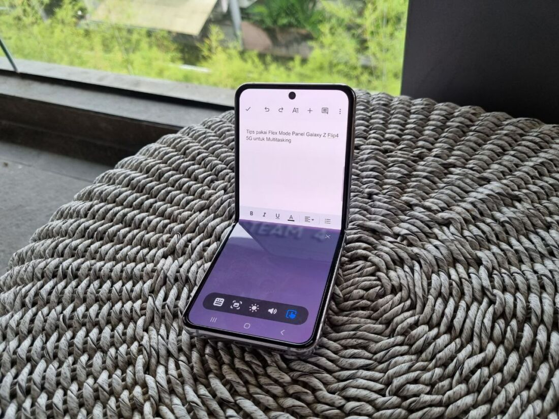 Cara Pakai Flex Mode Panel Galaxy Z Flip4 5G Buat Multitasking