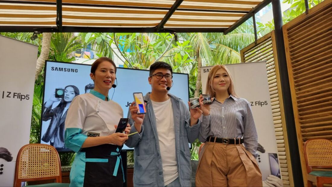 Konten Kreator Perempuan Ini Pakai Fitur Flexcam Galaxy Z Flip 5 Buat Ngonten