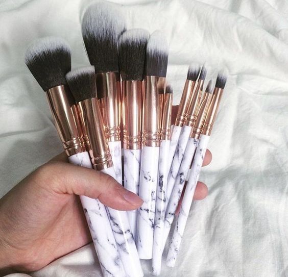 Bersihkan Brush Makeup Pake Cara Ini