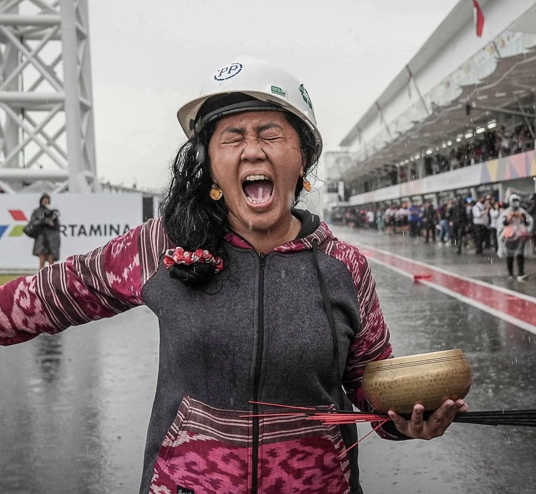 5 Fakta Soal Rara Pawang Hujan Motogp