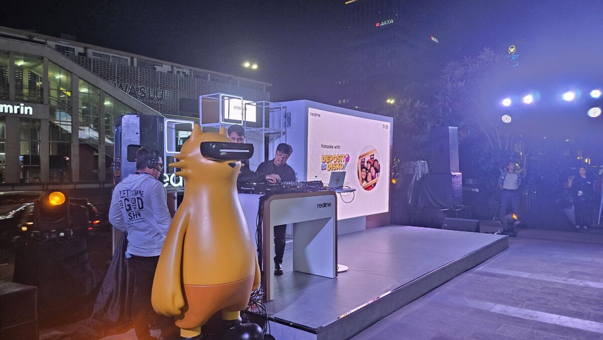 Deposit Disko Ajak Pengunjung Sarinah Karaoke Di Realme Pop Up Store