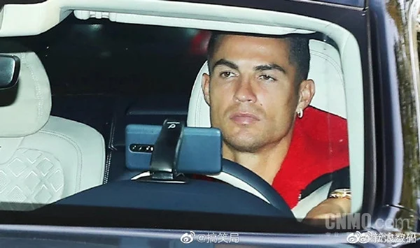 Cristiano Ronaldo Pakai Huawei Mate Rs Porsche Design Edition?
