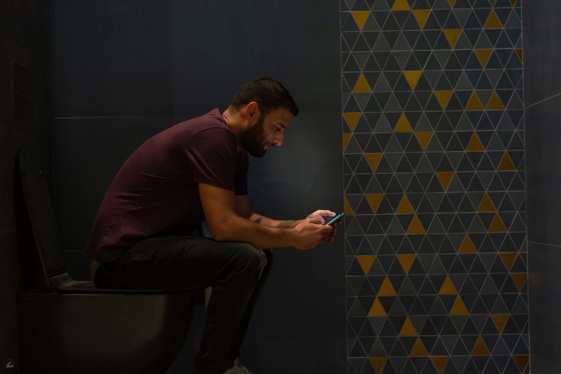 88 Persen Orang Pasti Pernah Pakai Smartphone Di Toilet