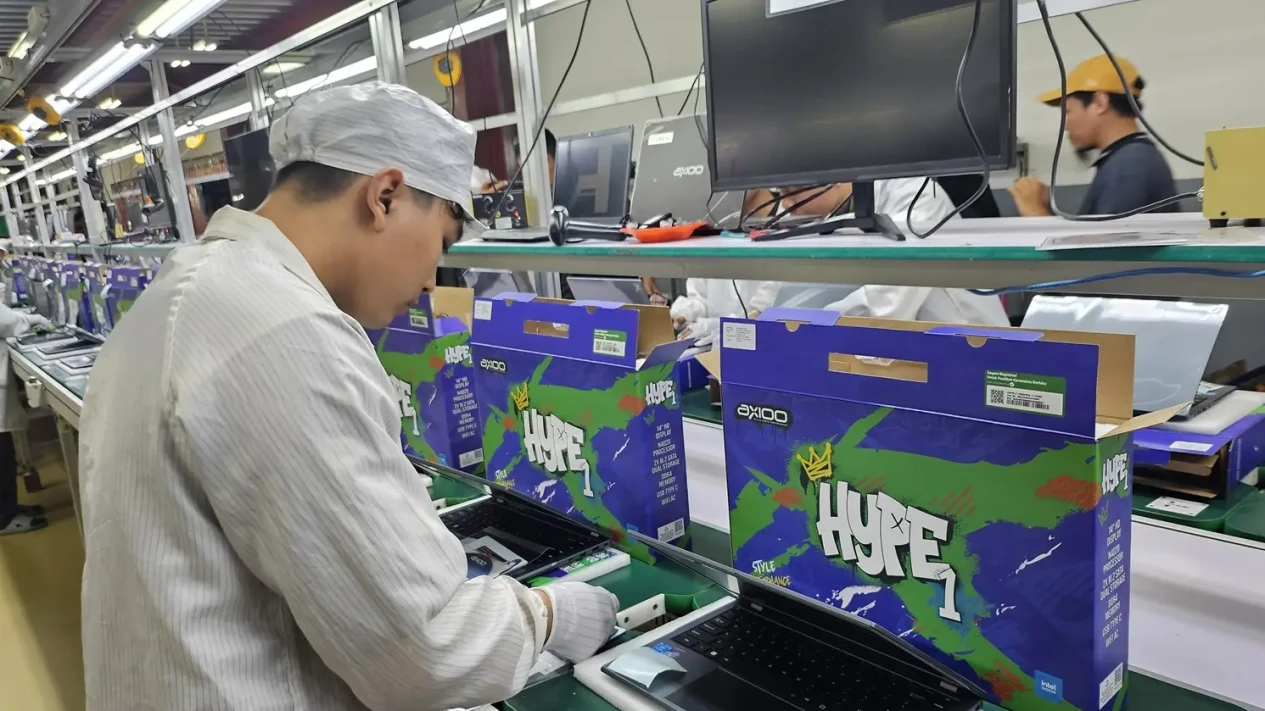 Seorang Pekerja Di Pabrik Pt Teradata Indonusa Sedang Melakukan Pengecekan Laptop Axioo Hype