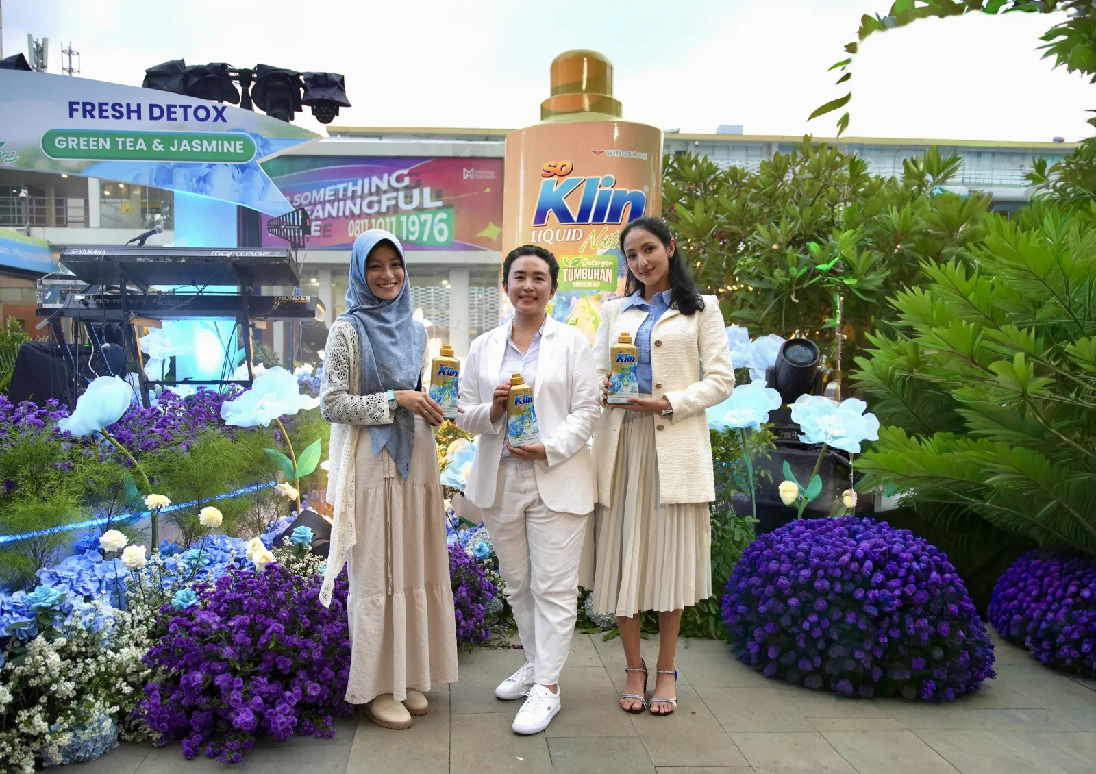Foto Bersama Seluruh Narasumber Dalam Acara Konferensi Pers Peluncuran Soklin Liquid Nature Fresh Detox Detergen Berteknologi Detoksifikasi Pakaian Pertama Di Indonesia