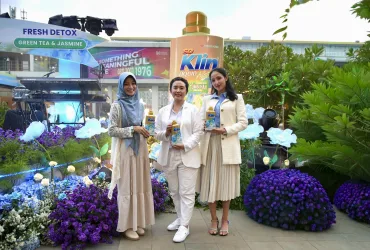 Foto Bersama Seluruh Narasumber Dalam Acara Konferensi Pers Peluncuran Soklin Liquid Nature Fresh Detox Detergen Berteknologi Detoksifikasi Pakaian Pertama Di Indonesia