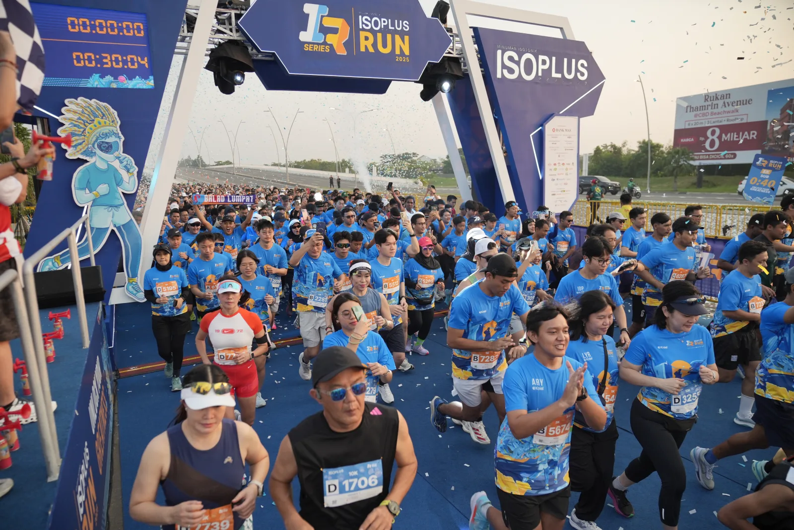 Para Peserta Isoplus Run 2025 Bersemangat Memulai Langkah Mereka Di Garis Start