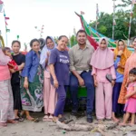 Foto 2 Founder Ceo Amartha Andi Taufan Garuda Putra Ketiga Kanan Bersama Para Perempuan Umkm Amartha