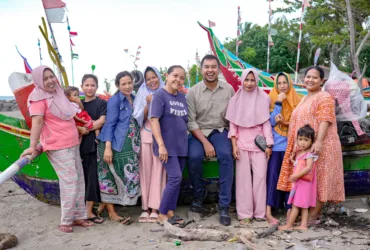 Foto 2 Founder Ceo Amartha Andi Taufan Garuda Putra Ketiga Kanan Bersama Para Perempuan Umkm Amartha