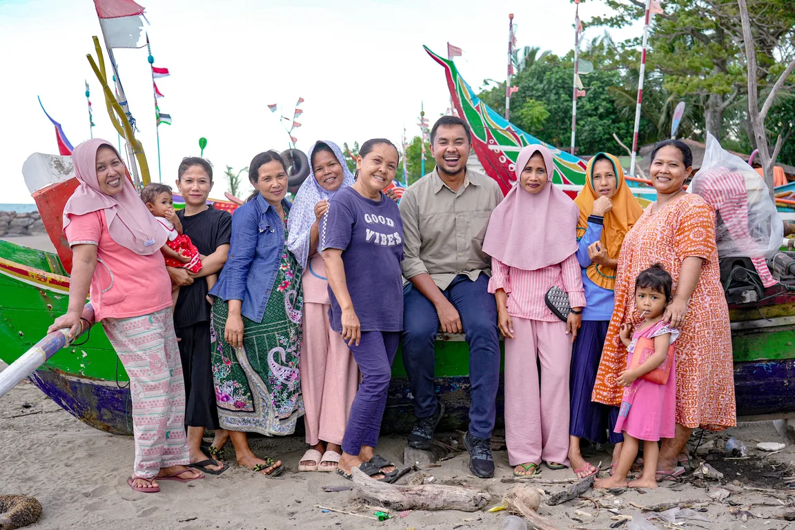 Foto 2 Founder Ceo Amartha Andi Taufan Garuda Putra Ketiga Kanan Bersama Para Perempuan Umkm Amartha