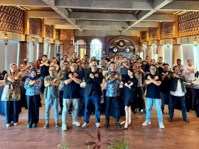 Berfoto Bersama Partisipan