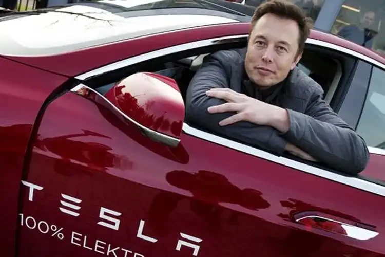 Elon Musk dan mobil Tesla 