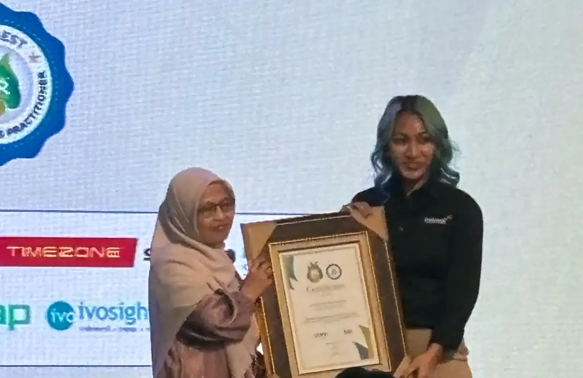 Lis Hendriani, Pemimpin Redaksi Majalah MIX MarComm menyerahkan penghargaan pada Lucky Ira, AVP Corcomm Indosat